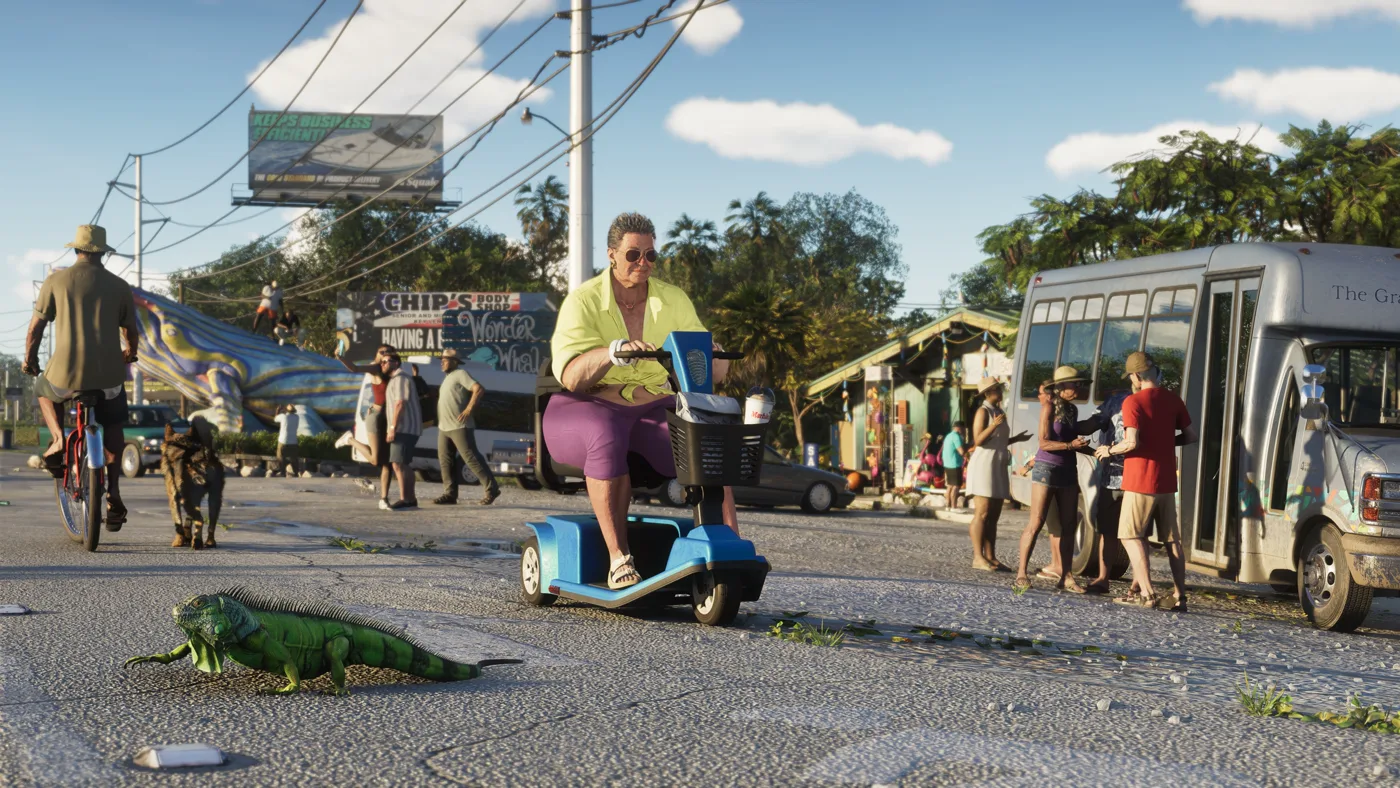 Iguane près d’un scooter de mobilité parmi les passants des Leonida Keys